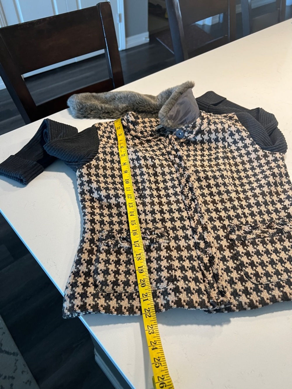 CAbi jacket with sweater sleeves and removable fur neckline. Size 8 - Picture 9 of 14